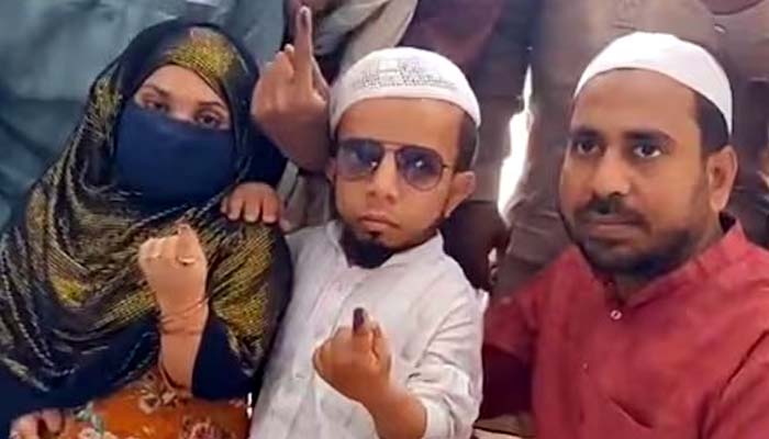 Lok Sabha Chunav 2024 : ढाई फीट के अजीम मंसूरी ने बेगम बुशरा संग डाला वोट Lok Sabha Chunav 2024 : ढाई फीट के अजीम मंसूरी ने बेगम बुशरा संग डाला वोट