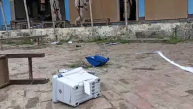 मणिपुर में वोटिंग के दौरान मतदान केंद्र पर फायरिंग, तीन घायल मणिपुर में वोटिंग के दौरान मतदान केंद्र पर फायरिंग, तीन घायल