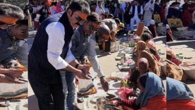 हिंदू नव वर्ष तथा चैत्र नवरात्र पर सर्व ब्राह्मण समाज ने भिक्षुक दान व वस्त्र वितरण किया