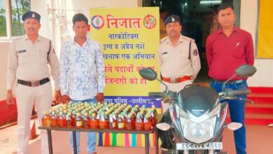 मोटरसाइकिल में 140 पौव्वा शराब के साथ कोचिया पकड़ाया