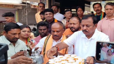 चाय पे चर्चा : लोगों को रास आ रही है विजय बघेल के हाथों की चाय चाय पे चर्चा : लोगों को रास आ रही है विजय बघेल के हाथों की चाय