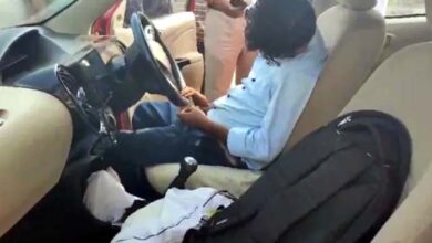 कार में शराब की बोतल के साथ मिली युवक की लाश, जाँच में जुटी पुलिस