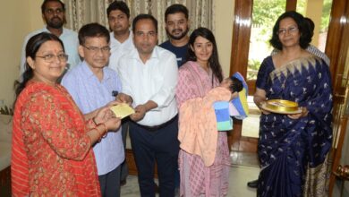 जिला निर्वाचन अधिकारी पहुंचें सेवानिवृत्त अधिकारियों के, दी कलेक्टर की पाती