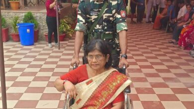रायपुर जिले में चुनाव ड्यूटी हेतु तैनात सुरक्षा बल सुरक्षा के साथ लोगों को मदद कर रहे है