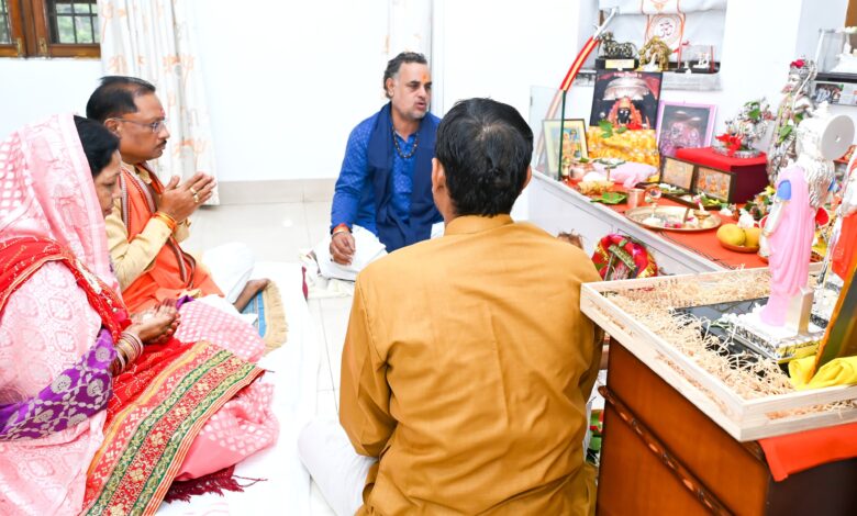 वैवाहिक वर्षगांठ पर सीएम साय ने मुख्यमंत्री निवास में की सपत्नीक पूजा-अर्चना, इष्टदेव से लिया आशीर्वाद वैवाहिक वर्षगांठ पर सीएम साय ने मुख्यमंत्री निवास में की सपत्नीक पूजा-अर्चना, इष्टदेव से लिया आशीर्वाद