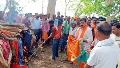 Kawardha Accident: जब एक साथ जली 19 लोगों की चिताएं, लोगों के अंतिम संस्कार में शामिल हुए उप मुख्यमंत्री Kawardha Accident: जब एक साथ जली 19 लोगों की चिताएं, लोगों के अंतिम संस्कार में शामिल हुए उप मुख्यमंत्री