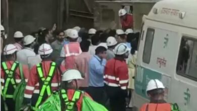 खदान में फंसे सभी लोगों को सुरक्षित बचा, तीन की हालत गंभीर खदान में फंसे सभी लोगों को सुरक्षित बचा, तीन की हालत गंभीर