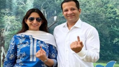 सचिव सिद्धार्थ कोमल परदेशी ने आज सपरिवार अपने मताधिकार का प्रयोग किया