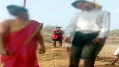 छत्तीसगढ़ में पेड़ पर फंदे से लटकती मिली मां-बेटे की लाश, मचा हड़कंप छत्तीसगढ़ में पेड़ पर फंदे से लटकती मिली मां-बेटे की लाश, मचा हड़कंप