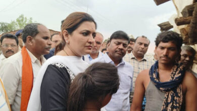 विधायक भावना बोहरा ने कुकदुर हादसे में मृतकों के बच्चों को लिया गोद, शिक्षा, विवाह और रोजगार तक जिम्मेदारी उठाने का दिया भरोसा विधायक भावना बोहरा ने कुकदुर हादसे में मृतकों के बच्चों को लिया गोद, शिक्षा, विवाह और रोजगार तक जिम्मेदारी उठाने का दिया भरोसा