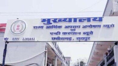 शराब घोटाला : EOW ने अनवर ढेबर और पुरोहित के बेटों को लिया हिरासत में शराब घोटाला : EOW ने अनवर ढेबर और पुरोहित के बेटों को लिया हिरासत में