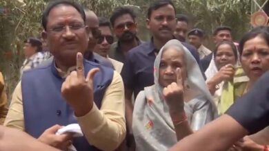Voting in Chhattisgarh : सीएम साय ने गृहग्राम बगिया में सपरिवार मतदान किया