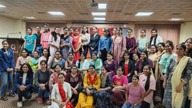 मैक सॉलिटेयर में महिलाओं ने सिखा योगा एवं मेकअप मैक सॉलिटेयर में महिलाओं ने सिखा योगा एवं मेकअप