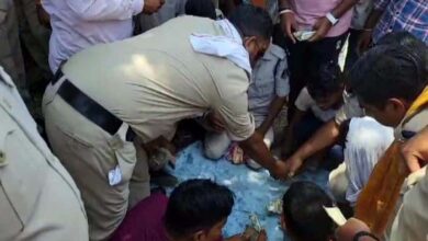 स्ट्रांग रूम में तैनात पुलिसकर्मियों ने सजाई जुए की महफिल, एसपी ने दो को किया निलंबित स्ट्रांग रूम में तैनात पुलिसकर्मियों ने सजाई जुए की महफिल, एसपी ने दो को किया निलंबित