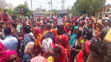 नहीं बंद हुआ गिट्टी खदान तो ट्रकों को लगा देंगे आग, आक्रोशित ग्रामीणों ने घेरा कलेक्ट्रेट