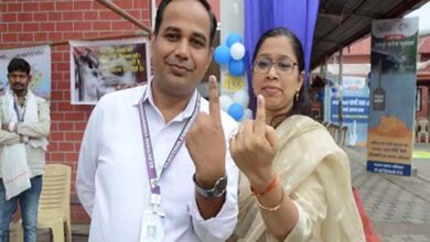 रायपुर कलेक्टर डॉ. गौरव सिंह और संभागायुक्त डॉ संजय अलंग ने किया मतदान रायपुर कलेक्टर डॉ. गौरव सिंह और संभागायुक्त डॉ संजय अलंग ने किया मतदान