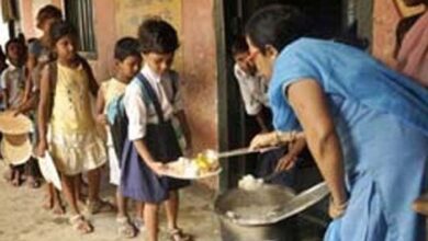 मिड डे मील का खाना खाने से 100 से अधिक बच्चे बीमार, अस्पताल में किया भर्ती मिड डे मील का खाना खाने से 100 से अधिक बच्चे बीमार, अस्पताल में किया भर्ती