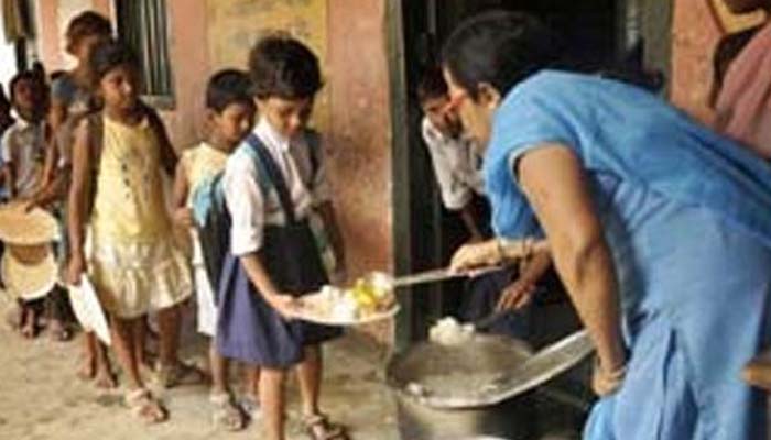 मिड डे मील का खाना खाने से 100 से अधिक बच्चे बीमार, अस्पताल में किया भर्ती मिड डे मील का खाना खाने से 100 से अधिक बच्चे बीमार, अस्पताल में किया भर्ती