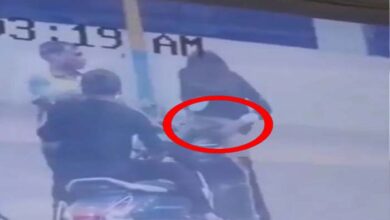 दिन दहाड़े पेट्रोल पंप पर लड़की ने खोल दिया पूरा कपड़ा, वीडियो हुआ वायरल