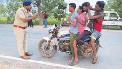 मुलमुला पुलिस की यातायात की सुरक्षा की दिशा में अनूठा पहल, हाथ जोड़ कहा – नियमों का करे पालन