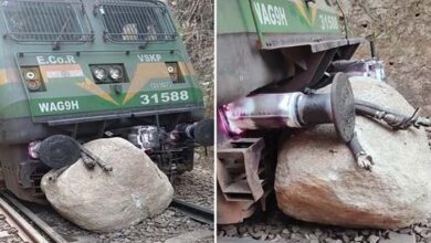 चट्टान से टकराकर मालगाड़ी का इंजन पटरी से उतरा, यात्री ट्रेन हुआ प्रभावित