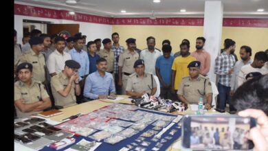 रायपुर पुलिस की बड़ी सफलता, चोरी के में 9 आरोपी गिरफ्तार, 60 लाख से ज्यादा का सामान जब्त रायपुर पुलिस की बड़ी सफलता, चोरी के में 9 आरोपी गिरफ्तार, 60 लाख से ज्यादा का सामान जब्त