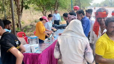 मदर्स डे पर श्रेया और प्रद्युमन ने राहगीरों को पिलाया सरबत मदर्स डे पर श्रेया और प्रद्युमन ने राहगीरों को पिलाया सरबत
