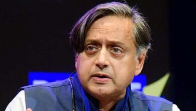 सोने के साथ एयरपोर्ट पर पकड़ा गया PA तो शशि थरूर हुए हैरान