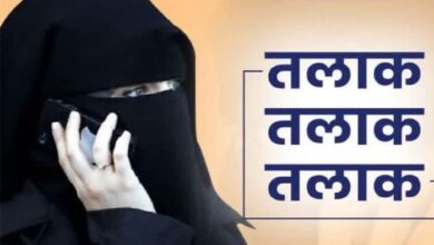 चलती ट्रेन में शौहर ने बीवी को दिया तीन तलाक, पीड़िता ने CM से लगाई गुहार चलती ट्रेन में शौहर ने बीवी को दिया तीन तलाक, पीड़िता ने CM से लगाई गुहार
