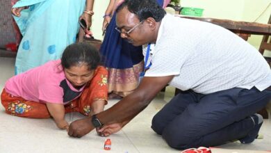 लोकतंत्र के पर्व में दिखा जज्बा, दिव्यांग शबनम ने की होम वोटिंग