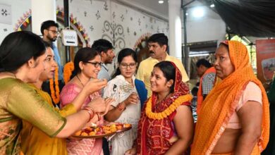 जनदर्शन : अतिथि देवो भवः की परंपरा को निभाते हुए आवेदकों का हो रहा स्वागत, मुख्यमंत्री आत्मीयता से मिल रहे हैं नागरिकों से