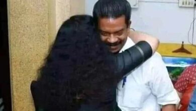 महिला कलेक्टर ने नवनिर्वाचित सांसद को लगा लिया गले, मचा बवाल