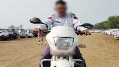 पुलिस स्टाफ को वर्दी की हालत में दोपहिया चलाते समय अनिवार्य रूप से हेलमेट धारण करने दिया गया है निर्देश पुलिस स्टाफ को वर्दी की हालत में दोपहिया चलाते समय अनिवार्य रूप से हेलमेट धारण करने दिया गया है निर्देश