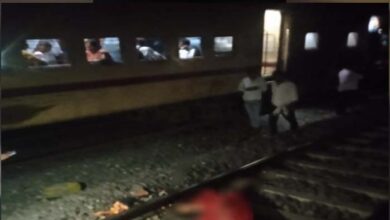 ट्रेन में आग की अफवाह पर कूदे यात्री, मालगाड़ी की चपेट में आकर तीन की मौत
