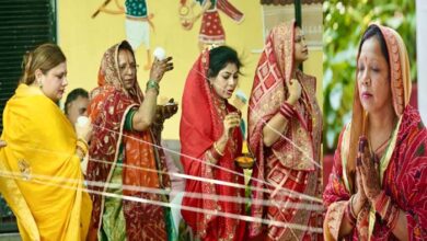 वट सावित्री पर्व पर मुख्यमंत्री निवास में सुहागन महिलाओं ने की वटवृक्ष की पूजा-अर्चना वट सावित्री पर्व पर मुख्यमंत्री निवास में सुहागन महिलाओं ने की वटवृक्ष की पूजा-अर्चना