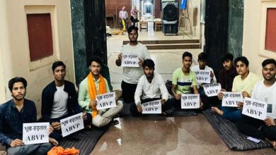 अखिल भारतीय विद्यार्थी परिषद के कार्यकर्ता साइंस कॉलेज रायपुर में भूख हड़ताल में बैठे