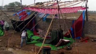 प्रदर्शनकारियों पर गिरी दीवार , 5 घायल, कहा..नहीं मानेंगे हार