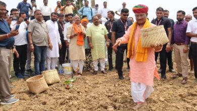 मुख्यमंत्री साय बने किसान: खेतों में बीज छिड़काव कर खेती-किसानी का शुभारंभ