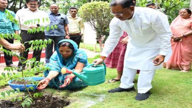 विश्व पर्यावरण दिवस : मुख्यमंत्री ने सपरिवार अपने निवास परिसर में रोपा नीम, रुद्राक्ष और चीकू का पौधा विश्व पर्यावरण दिवस : मुख्यमंत्री ने सपरिवार अपने निवास परिसर में रोपा नीम, रुद्राक्ष और चीकू का पौधा