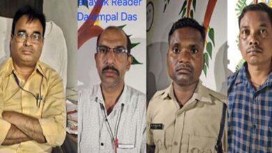 ACB ने SDM समेत 4 को रिश्वत लेते रंगे हाथ पकड़ा, जमीन का फैसला देने मांगे थे 50 हजार ACB ने SDM समेत 4 को रिश्वत लेते रंगे हाथ पकड़ा, जमीन का फैसला देने मांगे थे 50 हजार