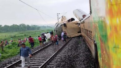 ट्रेन में पीछे से मालगाड़ी ने मारी टक्कर, इंजन पर चढ़ गए डिब्बे, अब तक 5 की मौत