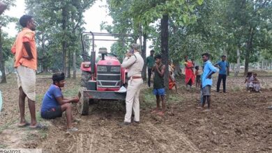 अतिक्रमण एवं अवैध जुताई करते 02 नग ट्रेक्टर जप्त किया गया