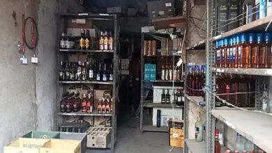 विदेशी शराब की दुकान में मिलावट करते पकड़े गए तीन कर्मचारी विदेशी शराब की दुकान में मिलावट करते पकड़े गए तीन कर्मचारी