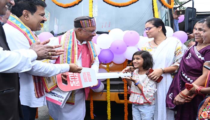 पुलिस परिवार के बच्चों को स्कूल आने-जाने मिली बस की सुविधा, मुख्यमंत्री ने सौंपी बस की चाबी पुलिस परिवार के बच्चों को स्कूल आने-जाने मिली बस की सुविधा, मुख्यमंत्री ने सौंपी बस की चाबी