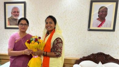 केन्द्रीय महिला एवं बाल विकास मंत्री से मंत्री राजवाड़े ने की सौजन्य मुलाकात