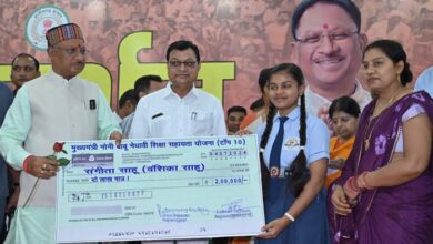 जनदर्शन : मुख्यमंत्री साय ने श्रमवीरों के बच्चों को दिए दो-दो लाख रुपए के चेक