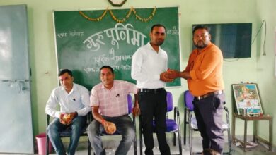 शासकीय प्राथमिक शाला केजेदाह के बच्चों ने श्रीफल भेंट कर मनाता गुरु पूर्णिमा