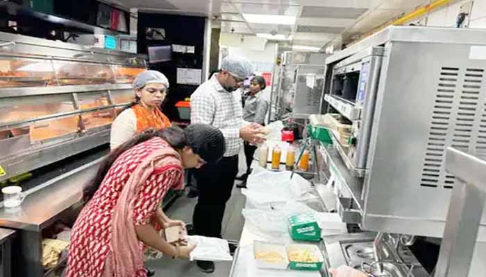 खाद्य-औषधि विभाग की छापेमारी, KFC से 100 लीटर रियूज्ड ऑयल जब्त खाद्य-औषधि विभाग की छापेमारी, KFC से 100 लीटर रियूज्ड ऑयल जब्त