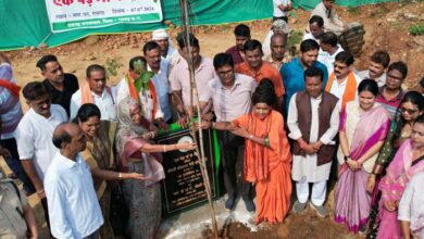 ‘एक पेड़ मां के नाम’ : वित्त मंत्री श्री ओ. पी. चौधरी ने मां के साथ लगाया पीपल का पेड़ ‘एक पेड़ मां के नाम’ : वित्त मंत्री श्री ओ. पी. चौधरी ने मां के साथ लगाया पीपल का पेड़