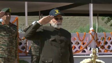 कारगिल विजय दिवस : PM मोदी ने द्रास में युद्ध स्मारक पर शहीदों को श्रद्धांजलि दी  कारगिल विजय दिवस : PM मोदी ने द्रास में युद्ध स्मारक पर शहीदों को श्रद्धांजलि दी